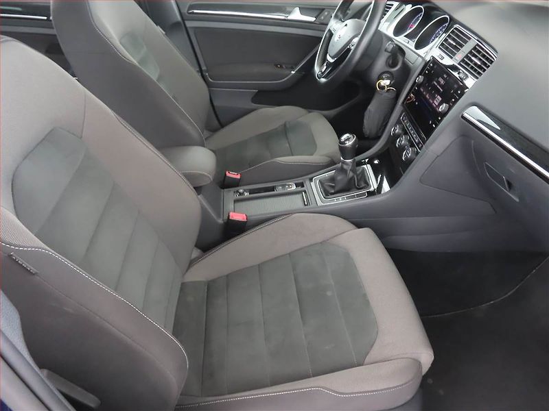 Volkswagen Golf (2018) Highline 2.0 TDI, Serv.kniha - fotka 9 z 21