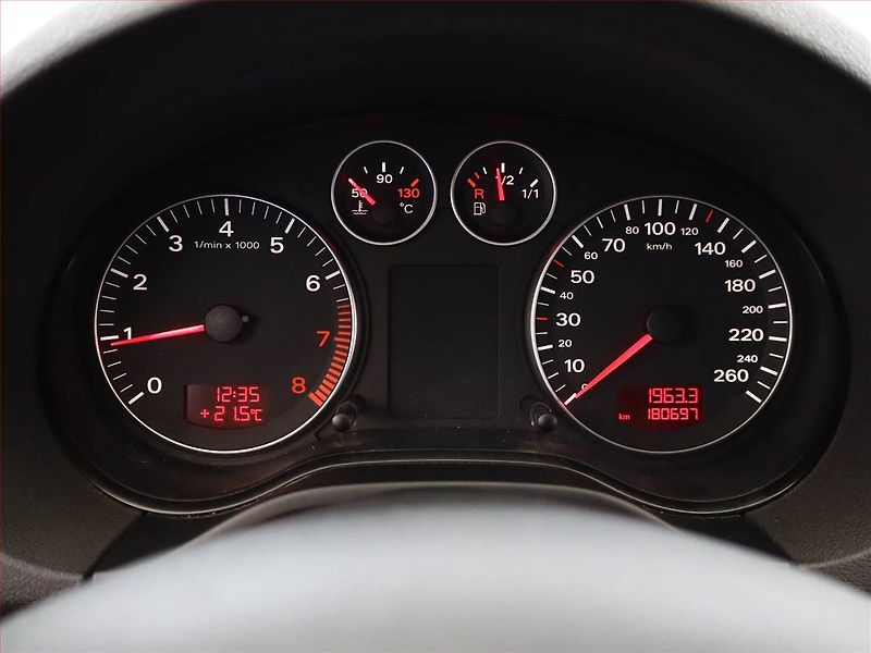 Audi A3 (2007) 1.6, po STK, oblíbený vůz - fotka 9 z 13