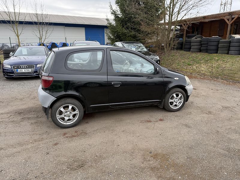 Toyota Yaris 1.0i - fotka 7 z 19