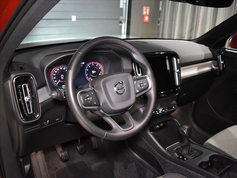 Volvo XC40 1,5 T2 Momentum Pro BLIS - fotka 12 z 23
