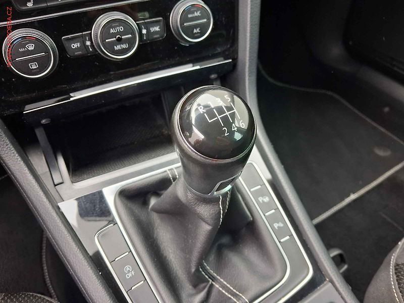 Volkswagen Golf (2014) 2.0 TDi, 1.maj, Comfortline - fotka 15 z 16