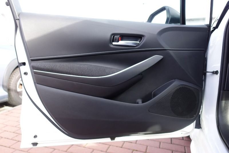 Toyota Corolla 2,0HSD 112kW Comfort Tech - fotka 9 z 32