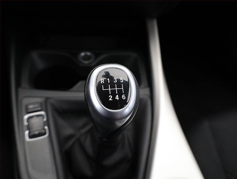 BMW Řada 1 (2014) 116d, Navi, Tempomat - fotka 17 z 21