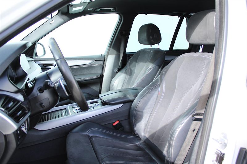 BMW X5 xDrive 30d 190kW M PAKET ČR - fotka 9 z 28