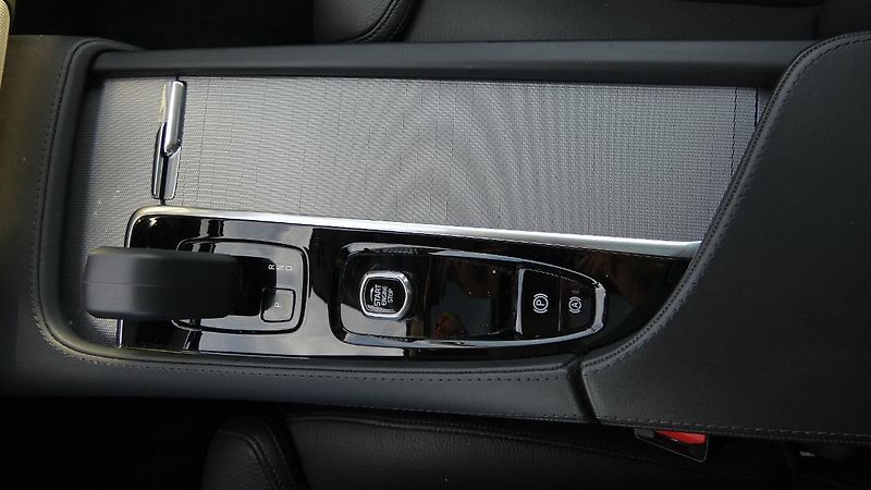 Volvo XC90 B5 AWD Plus Bright 7 míst - fotka 17 z 26