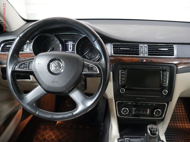 Škoda Superb (2013) 1.6 TDi, Navi, bixen, kůže - fotka 13 z 26