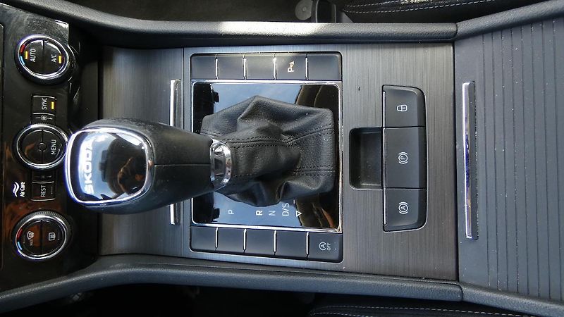 Škoda Superb Combi 2,0 TDI DSG Style - fotka 18 z 24