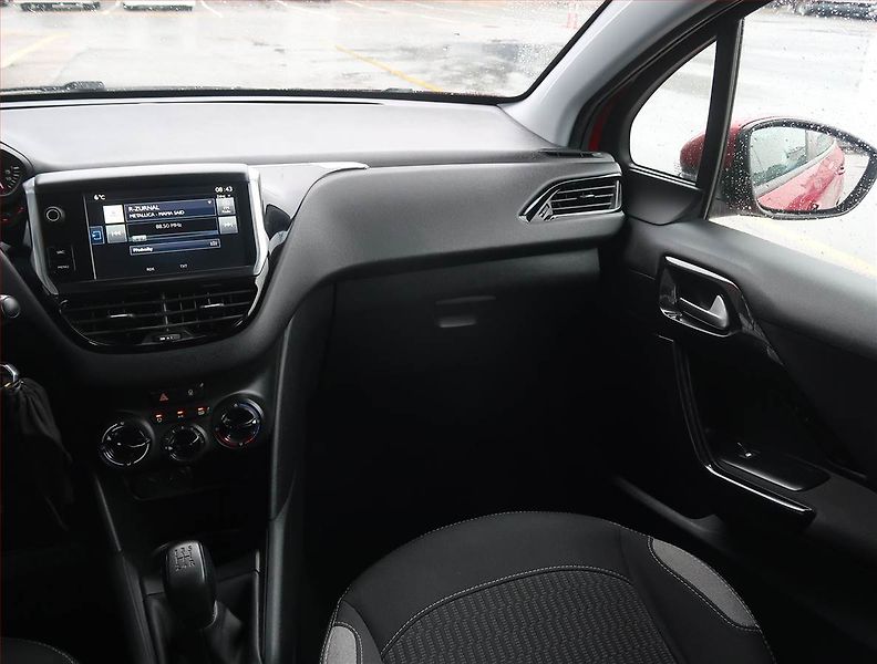 Peugeot 208 (2016) 1.6 BlueHDi, Tempomat - fotka 8 z 21