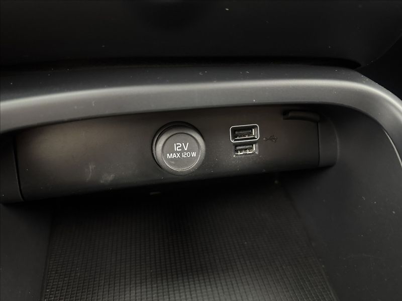 Volvo XC40 2,0 D3 AUTOMAT VÝHŘEV TAŽNÉ - fotka 23 z 41