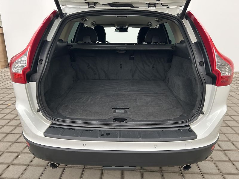 Volvo XC60 2.4 D4 4x4 Momentum - fotka 11 z 25