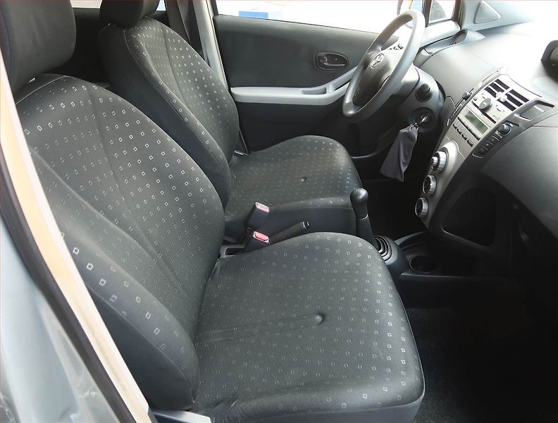 Toyota Yaris (2008) 1.0 VVT-i - fotka 9 z 14