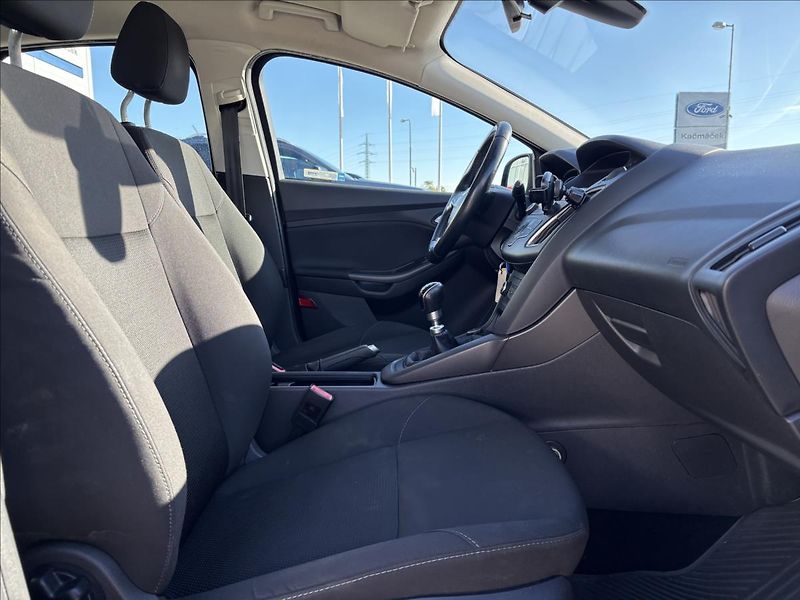 Ford Focus 1,5 TDCI 70kW Trend - fotka 15 z 28