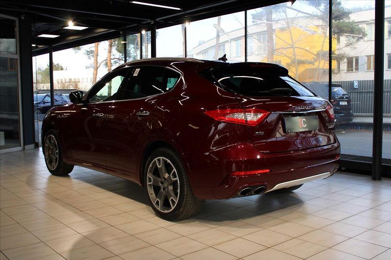 Maserati Levante SQ4 GranLusso ACC/Pano/B&W - fotka 4 z 37