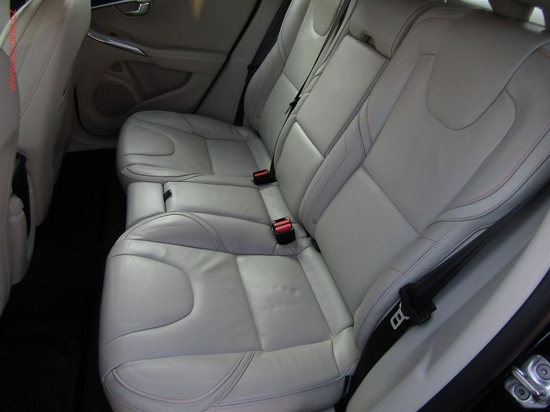 Volvo V40 (2017) 2.0 D2, AC, LED, kůže - fotka 10 z 17