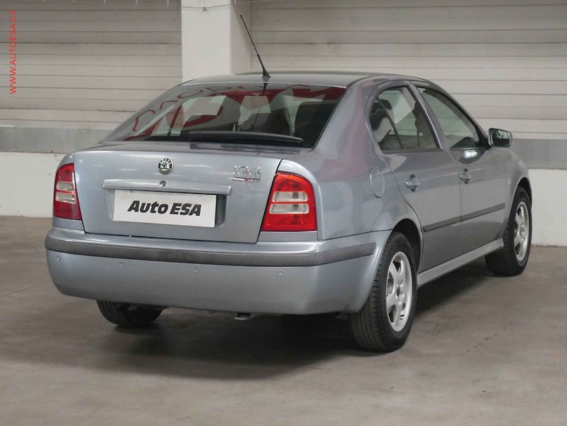 Škoda Octavia (2004) 1.6i, AC, park.asist - fotka 6 z 15