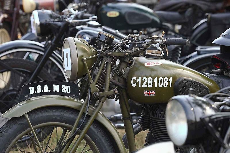 Krása a elegance starých strojů na veteránské vyjížďce plzeňského Veteran Car Clubu v Radobyčicích.