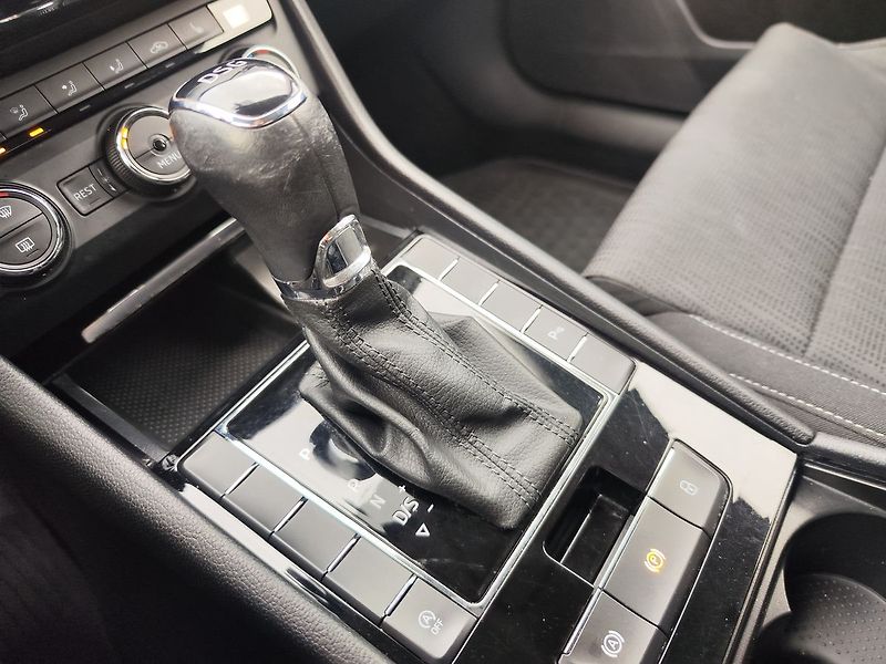 Škoda Superb 2.0 TDI/110kW Ambition Plus DS - fotka 21 z 33