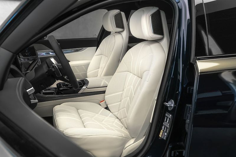 BMW Ostatní 60 M-Sport Individual Theatre - fotka 13 z 29
