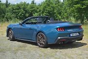 Ford Mustang Convertible - pastelové barvy vozu sluší.