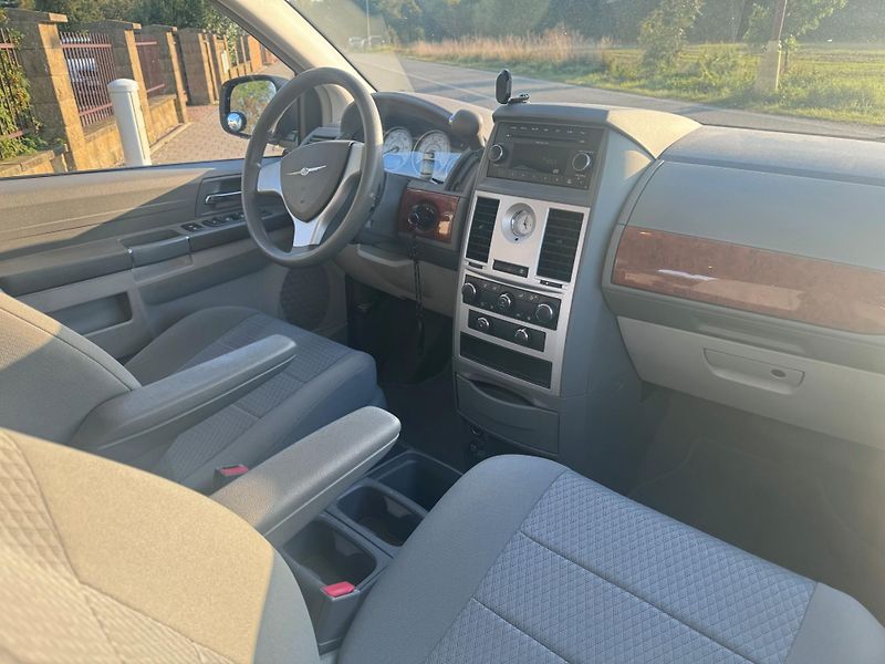 Chrysler Town & Country (2009) 3,3 V6 RT 2009 - fotka 8 z 19
