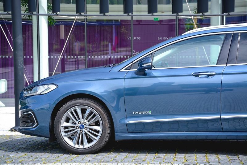 Ford Mondeo (2020) 2.0 187ps Hybrid ecvT VIGNALE  - fotka 16 z 40