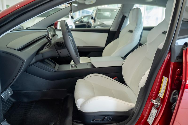 Tesla Model 3 (2024) PERFORMANCE HIGHLAND — DUAL  - fotka 13 z 24