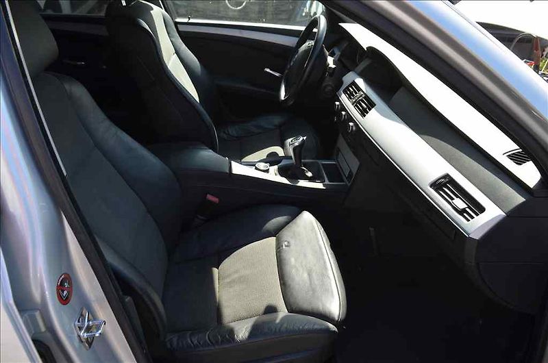 BMW Řada 5 (2008) 560 TOURING - fotka 32 z 33