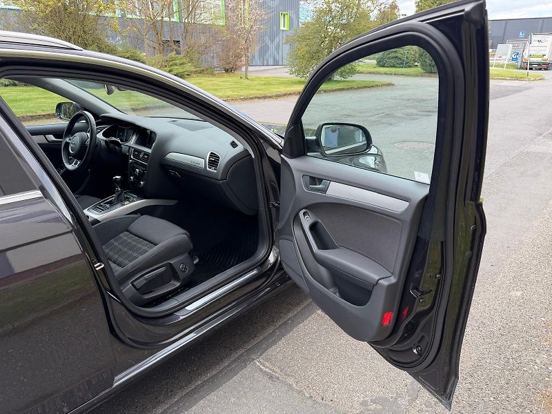 Audi A4 2,0 TDi Quattro /1.maj./ ČR /  - fotka 22 z 30