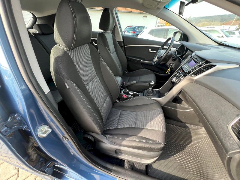 Hyundai i30 (2016) Trikolor 1.6 CRDi 81kW 6° manu - fotka 18 z 27