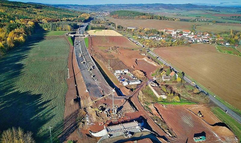 Stavba dálnice D6 u Lubence.