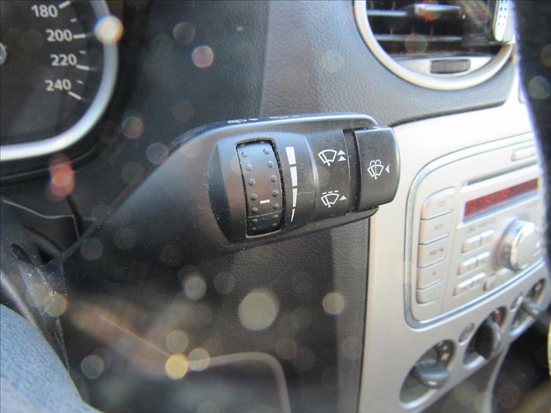 Ford Focus 1,6 74kW Combi - fotka 18 z 24