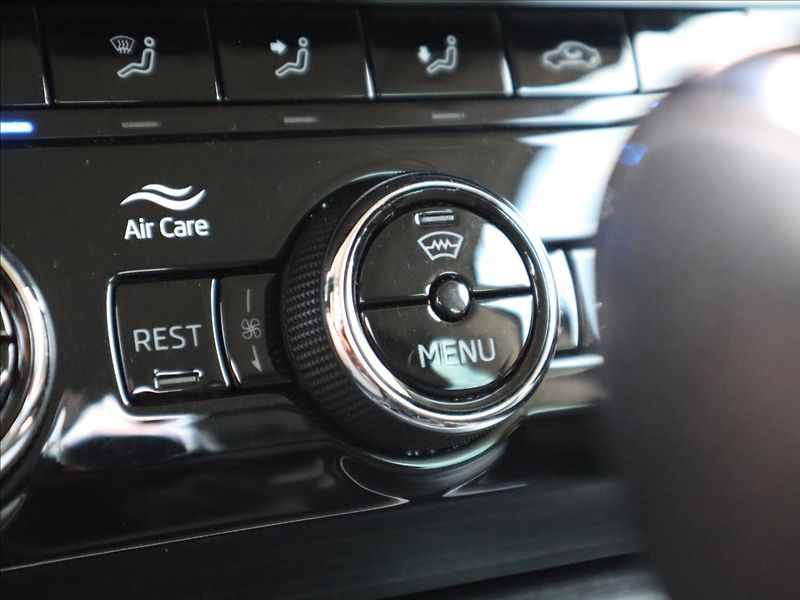 Škoda Superb 2,0 TDI DSG ACC DCC Kamera LED - fotka 37 z 58