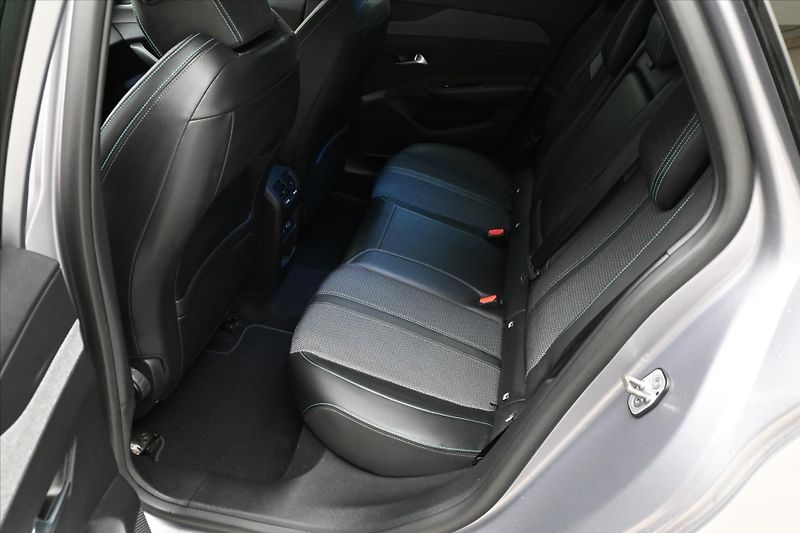 Peugeot 308 1,5 BlueHDI 96 kW ALLURE AT8 Z - fotka 14 z 31