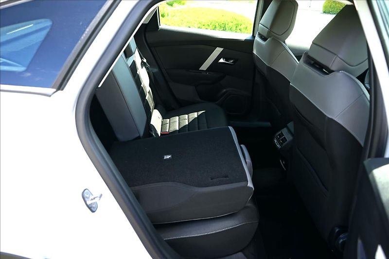 Citroën C4 (2026) 1,2 Hybrid 145k Automatic PLUS - fotka 13 z 21