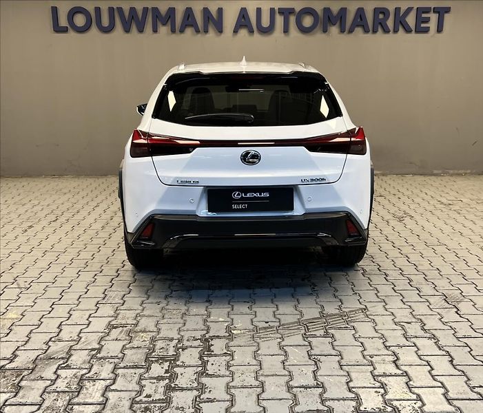 Lexus UX 300h 300H 2,0 HEV F SPORT DESIGN - fotka 11 z 17