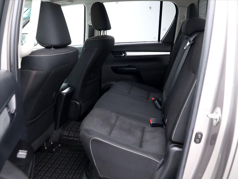 Toyota Hilux 2,4 D-4D 110kW Automat Tažné - fotka 12 z 28