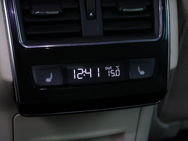 Škoda Superb 2,0 TSI 162kW DSG CZ Style - fotka 28 z 36