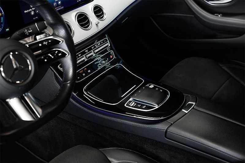 Mercedes-Benz Třídy E (2021) E 300 de T 4Matic AMG Line - fotka 38 z 39