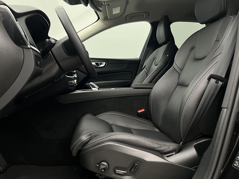 Volvo XC60 B5 AWD DARK PLUS AUT  - fotka 3 z 45