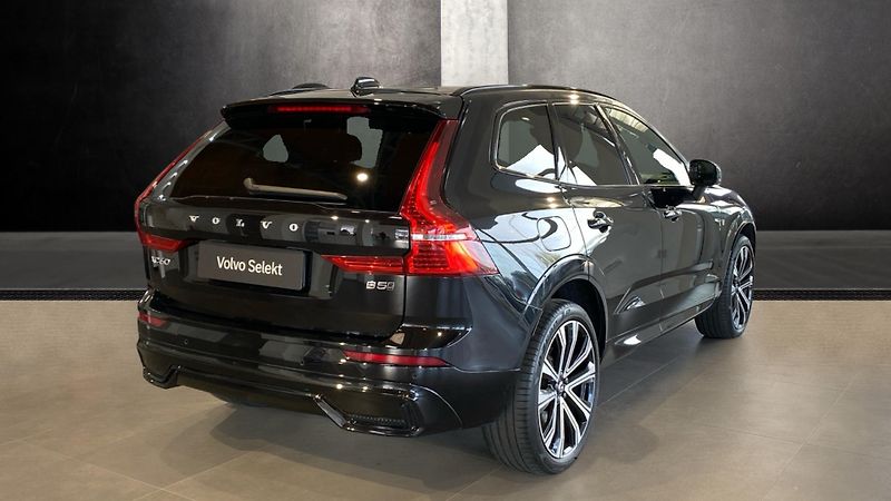Volvo XC60 R-DESIGN, B5 AWD, 173+10 kW / - fotka 3 z 31