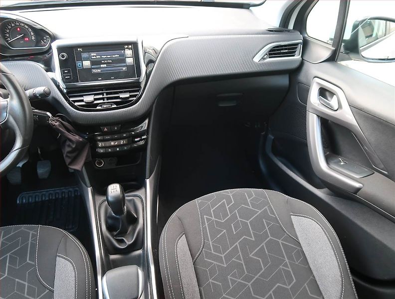 Peugeot 2008 (2016) Active 1.2 PureTech - fotka 8 z 13