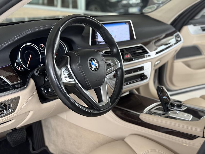 BMW Řada 7 730d xDrive*Laser*Dověry*Masáž - fotka 10 z 46