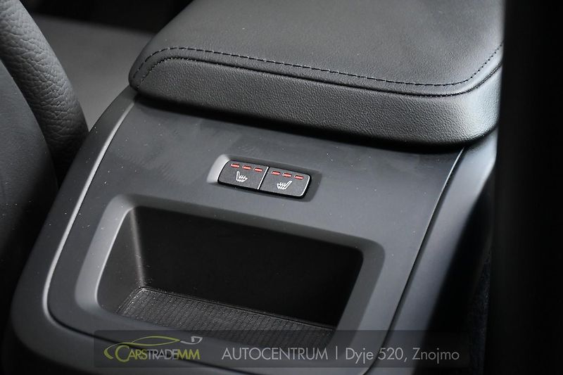 Volvo XC60 2.0T8 R-Desing RECHARGE - fotka 44 z 54