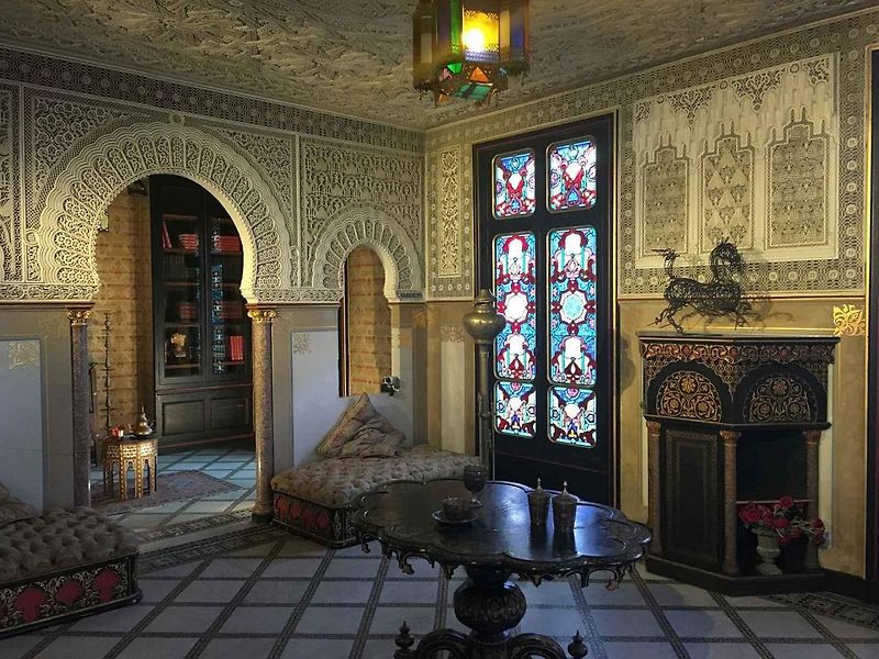 Zrenovovaný maurský salón.