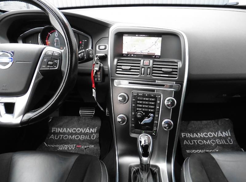Volvo XC60 2.4 D5 R-Design AWD A/T Navi - fotka 11 z 15