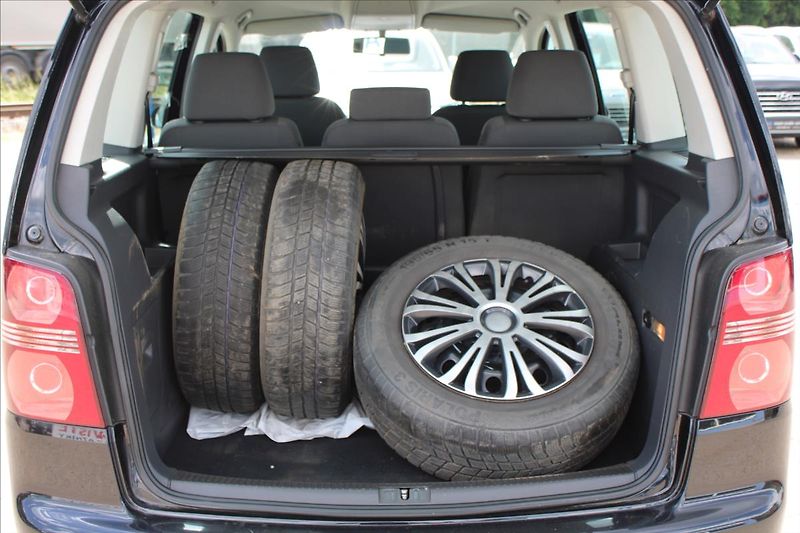 Volkswagen Touran 1,9 TDI  KLIMATIZACE,TEMPOMAT - fotka 18 z 21