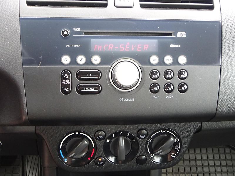 Suzuki Swift 1.3 68kW AUTOMAT KLIMA 5 DVEŘÍ - fotka 11 z 30