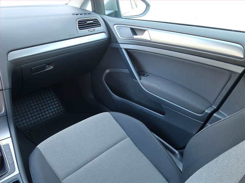 Volkswagen Golf (2016) 1.2 TSI, Tempomat - fotka 8 z 16