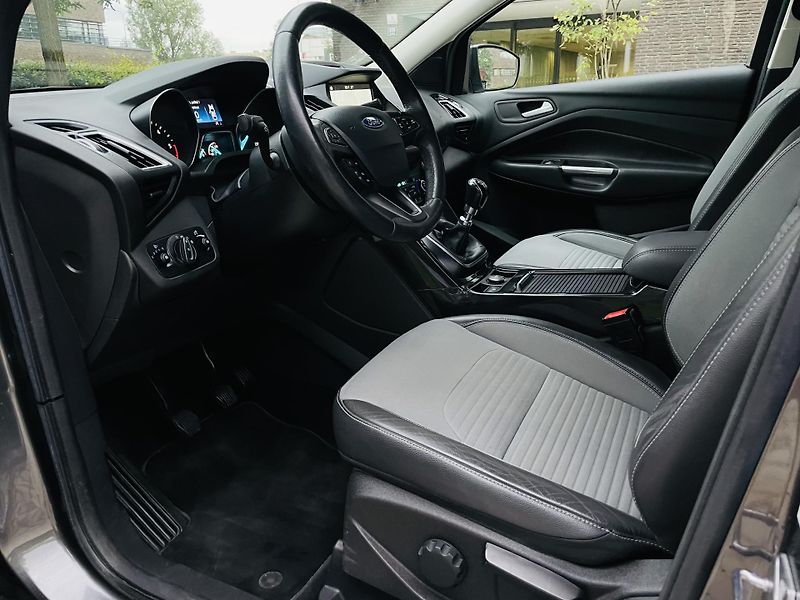 Ford Kuga 2.0TDCi MAN FACELIFT SERVISKA - fotka 27 z 45