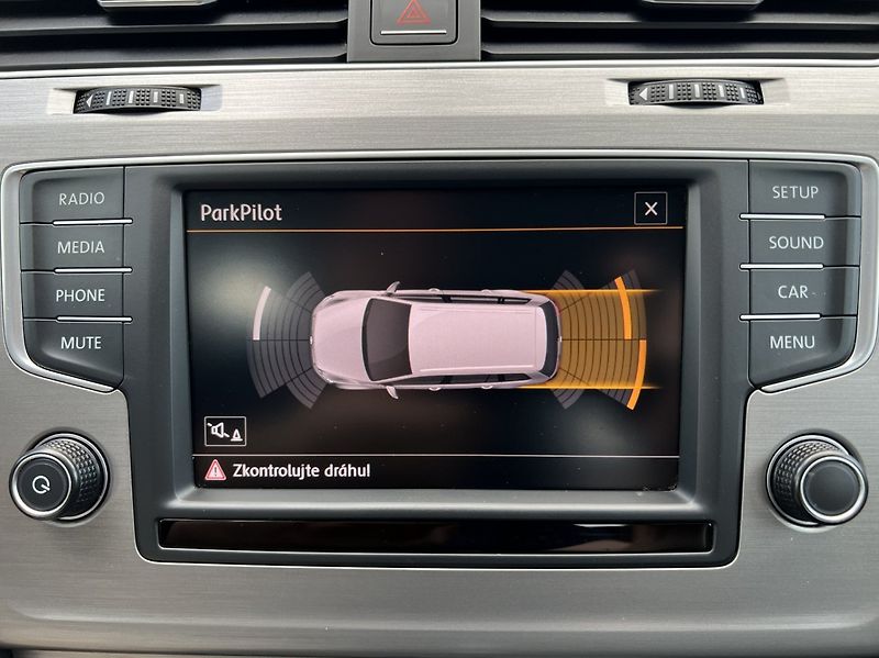 Volkswagen Golf (2015) VII 2.0TDi 110kW! Xenony! - fotka 28 z 29
